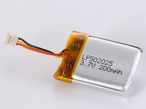 LP502025 200MAH แบตเตอรี่พอลิเมอร์ลิตียมที่มิตรต่อสิ่งแวดล้อม 12 เดือน ความดัน 3.7V และความหนาแน่นของพลังงาน 150-200 Wh / kg
